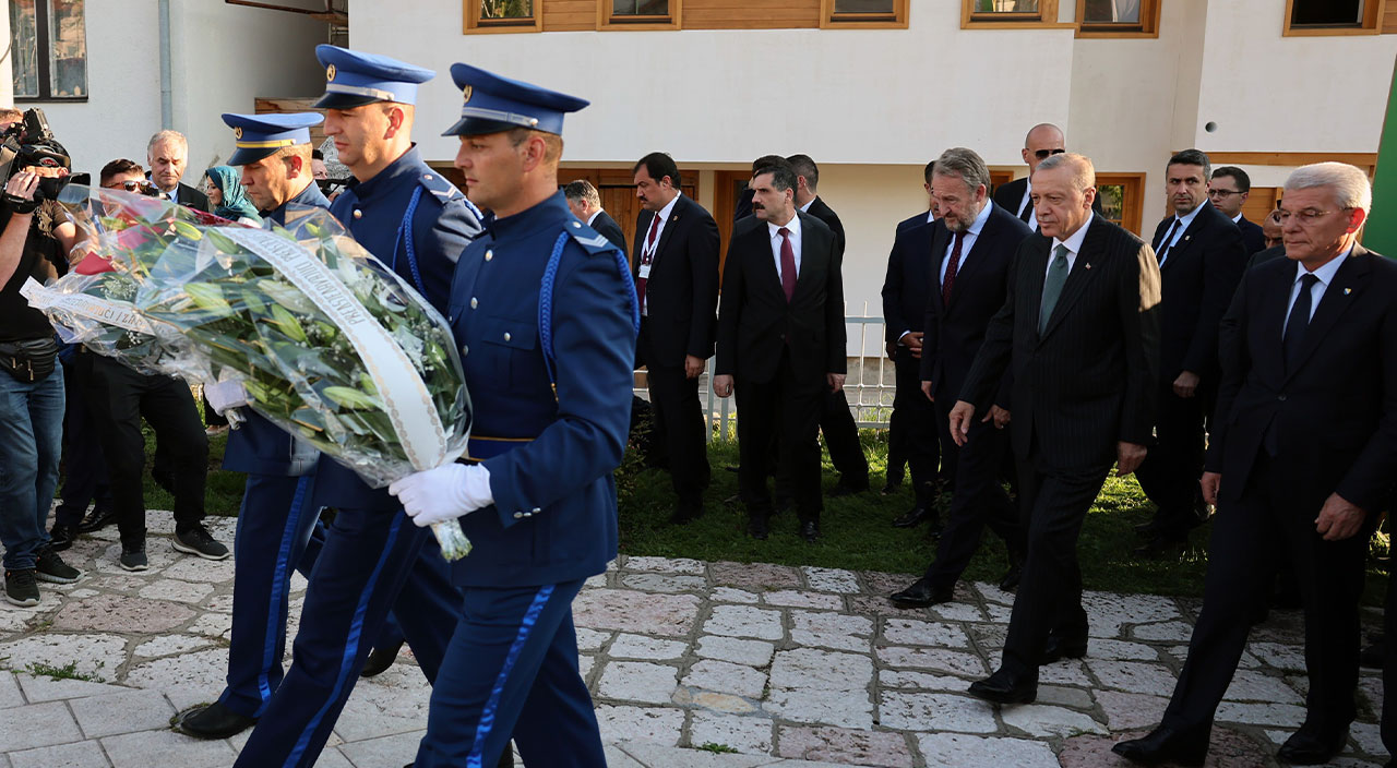 Cumhurbaşkanı Erdoğan'dan Aliya İzzetbegoviç’in kabrine ziyaret Cumhurbaşkanı Erdoğan'dan Aliya İzzetbegoviç’in kabrine ziyaret