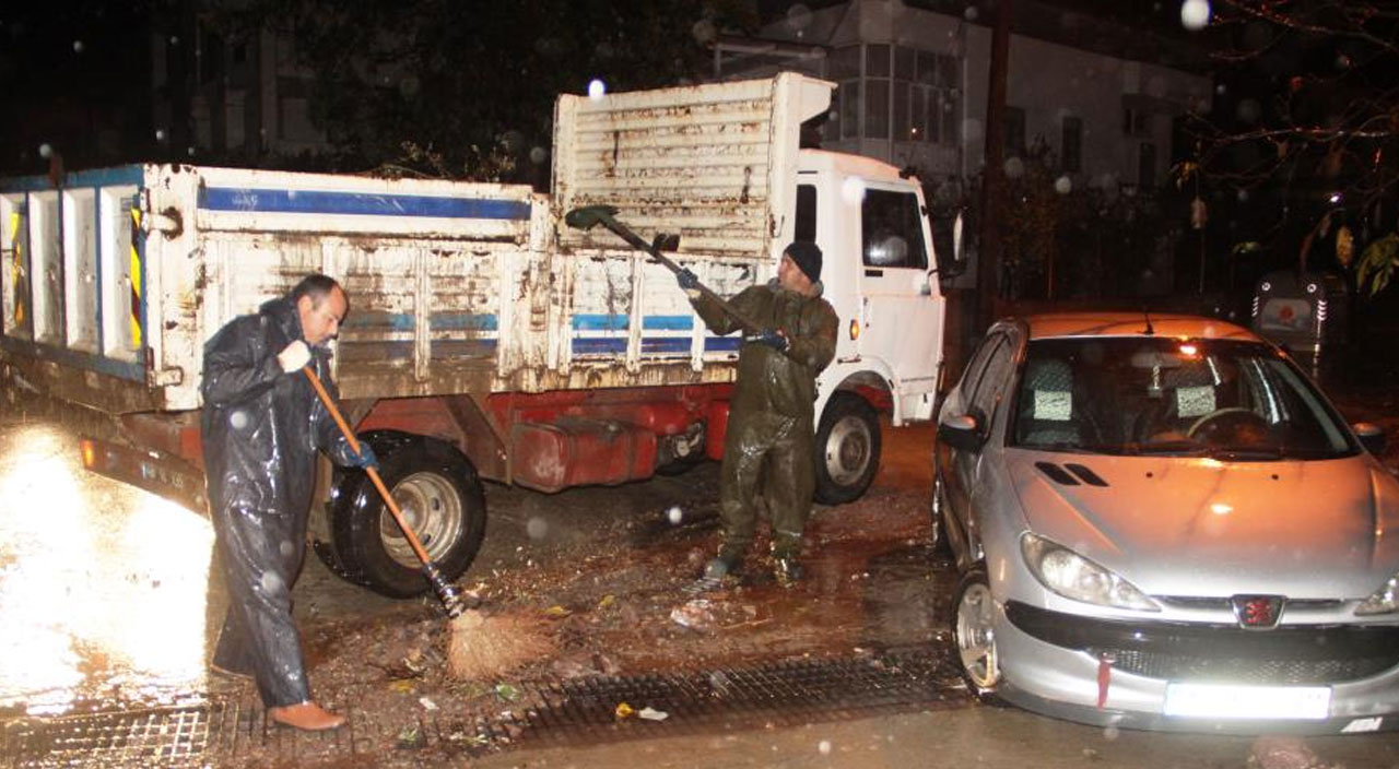 Bodrum'da sağanak yağış: Ev ve işyerlerini su bastı Bodrum'da sağanak yağış: Ev ve işyerlerini su bastı