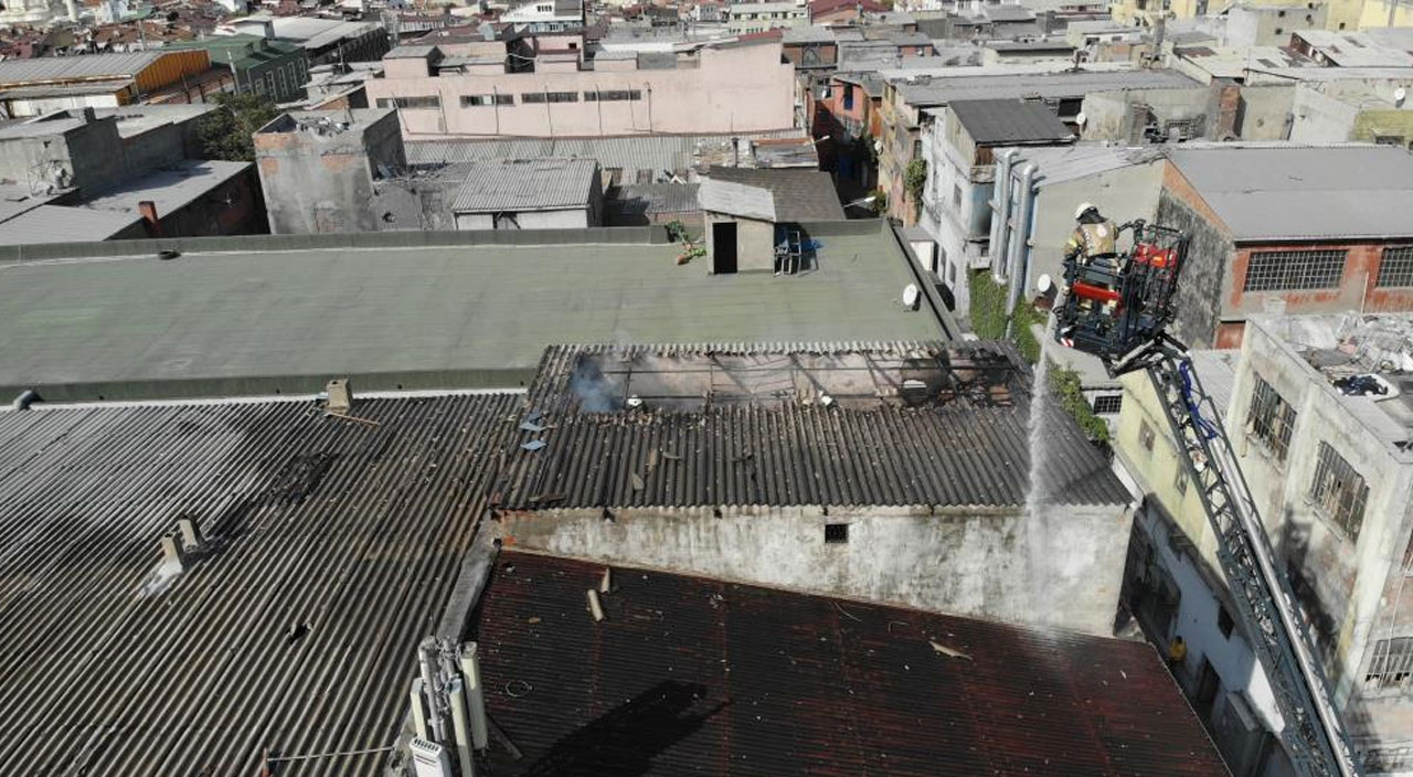 Bayrampaşa’da bir iş yerinin çatısında yangın çıktı: O anlar drone ile görüntüledi