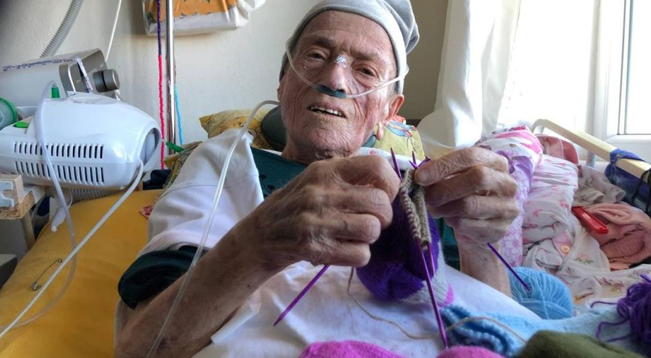 Türk askeri üşümesin diye hasta yatağında yün çorap örüyor