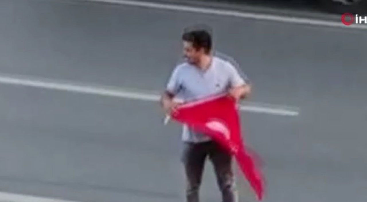 Hayatını hiçe sayarak Türk bayrağını yerden kaldırdı