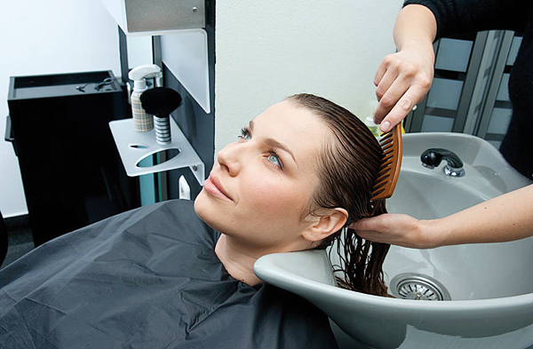 Topuklularla araba kullanmak çok tehlikeli!