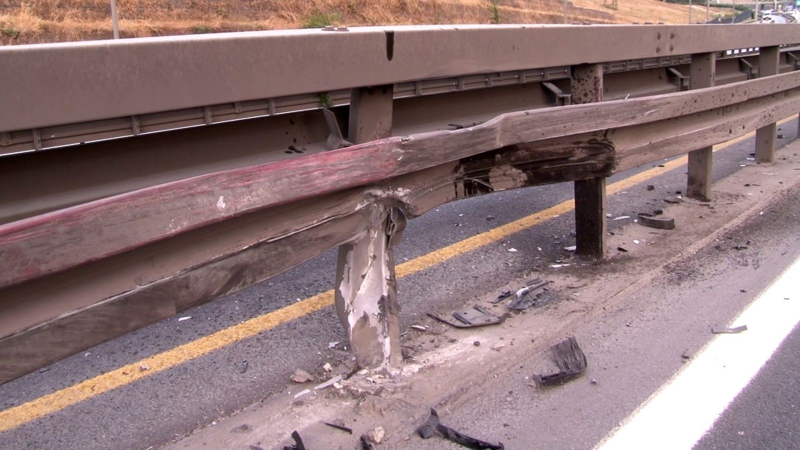 Sefaköy E-5’te otomobil metrobüs bariyerlerine çaptı: 2 yaralı