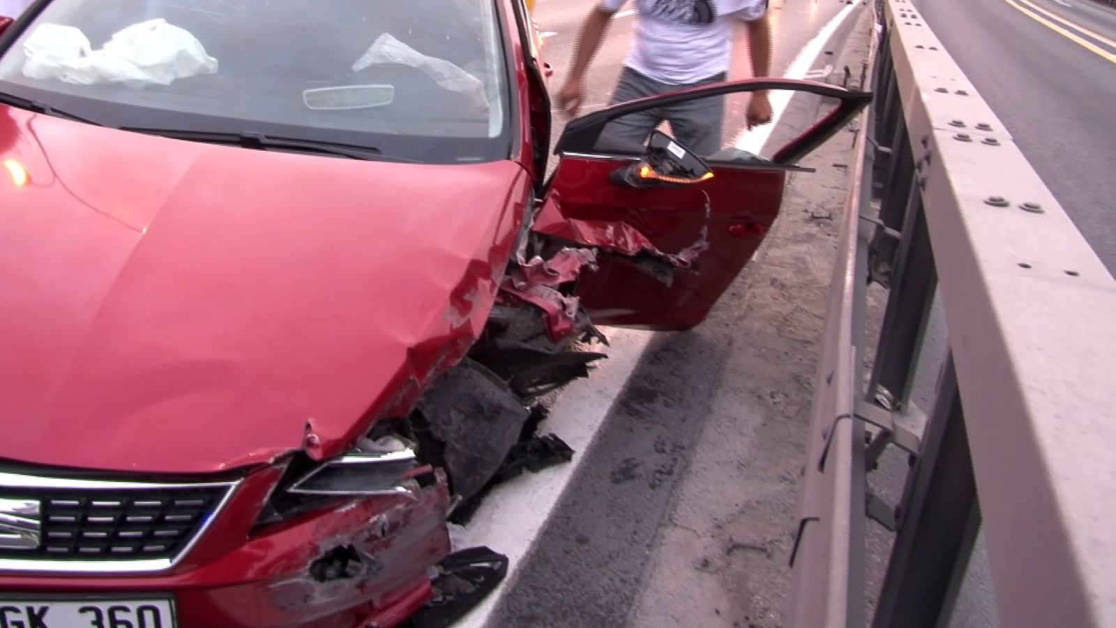 Sefaköy E-5’te otomobil metrobüs bariyerlerine çaptı: 2 yaralı