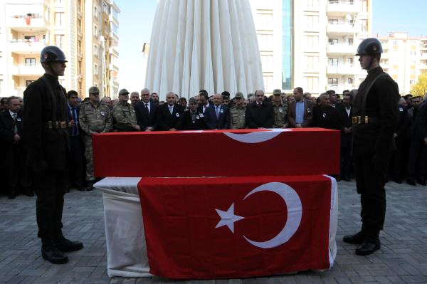 Tezkeresini alacağı gün şehit düşen asker, defnedildi