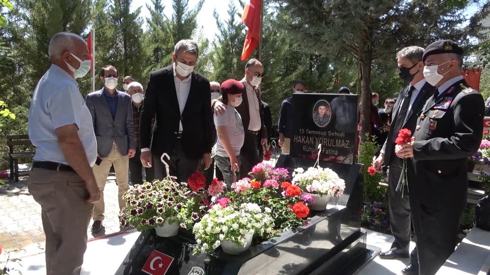 6 yaşındaki Eslem şehit babasına karanfil dikti