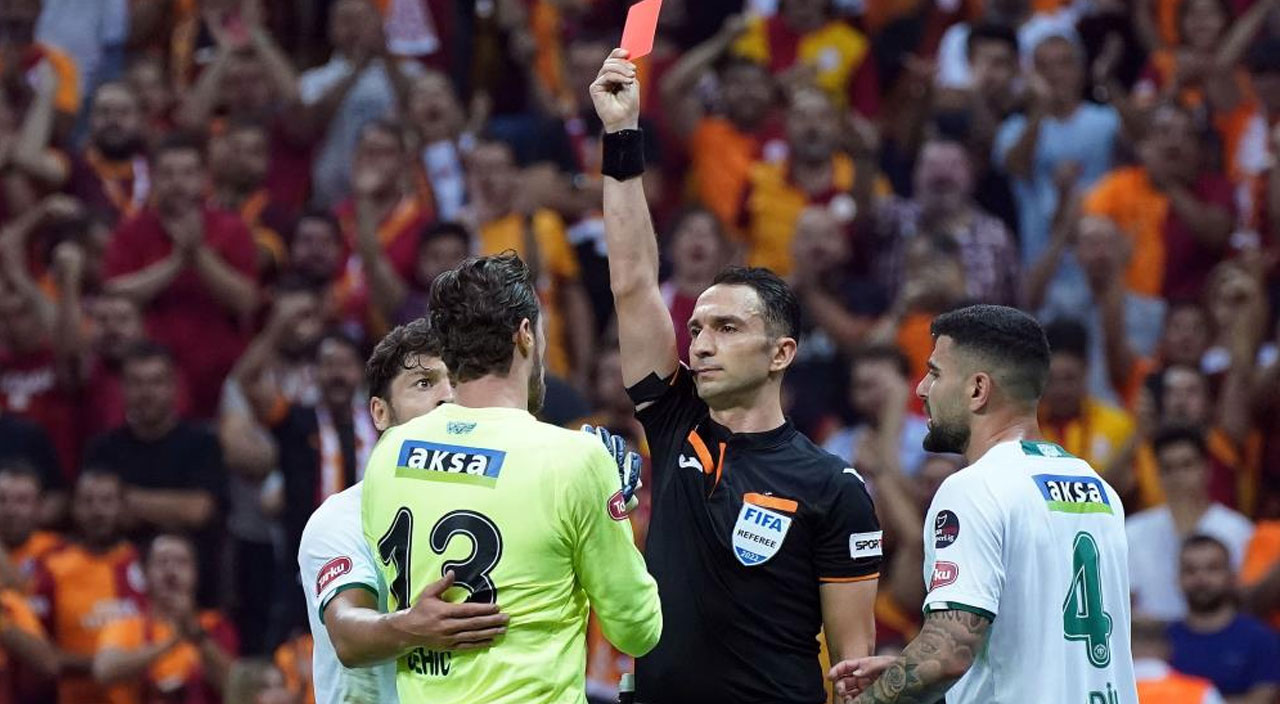 İlhan Palut: Oynanan futbola göre kazanan takım Konyaspor olmalıydı