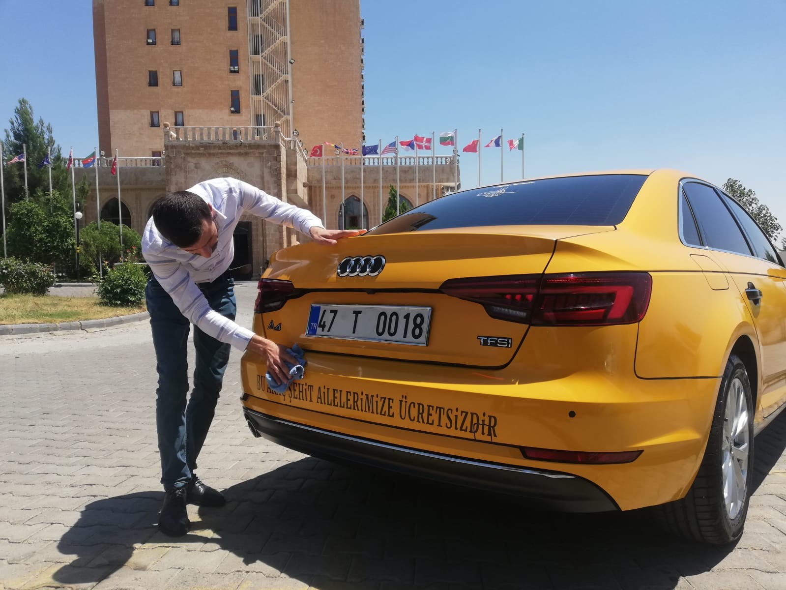 Şehit yakınlarını ücretsiz taşıyor