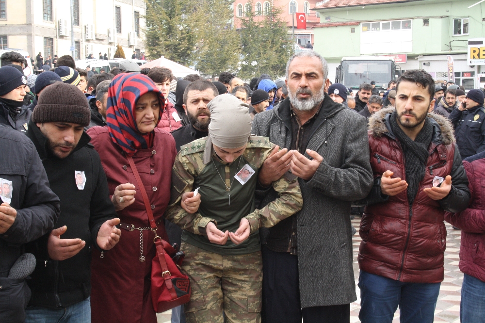 Şehit nişanlısından askere üniformalı veda