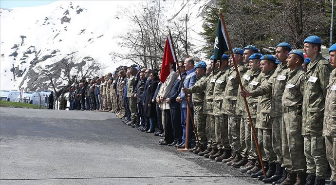 Hakkari'de şehit askerler için tören
