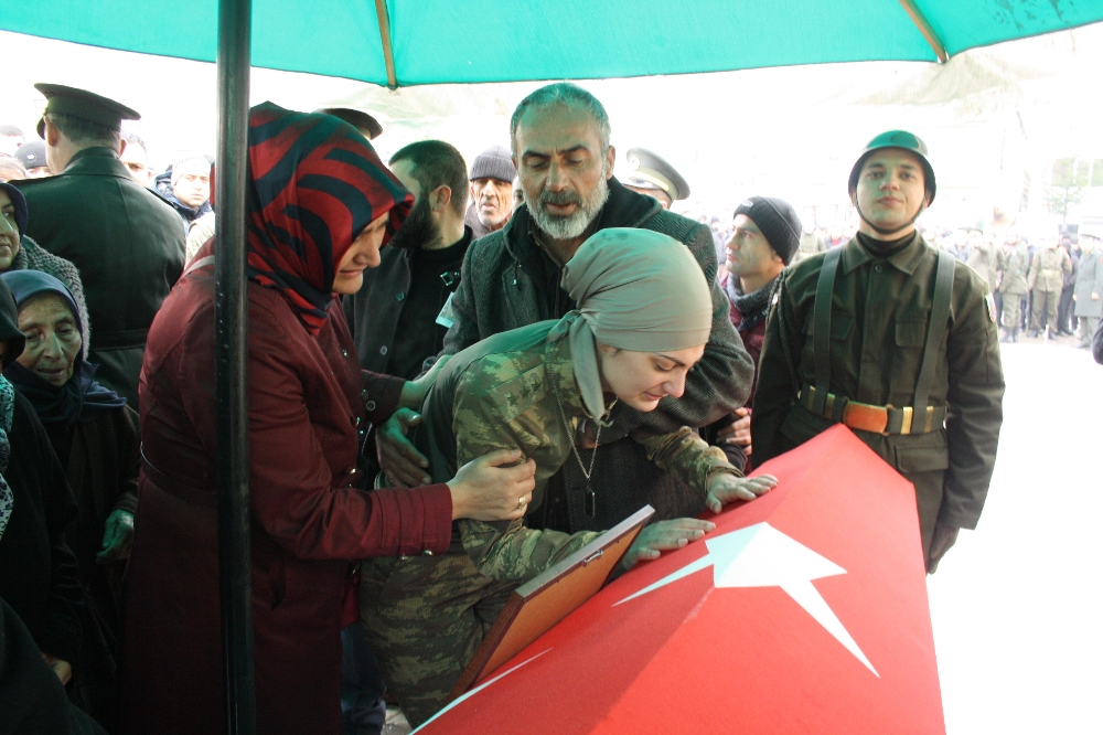 Şehit nişanlısından askere üniformalı veda