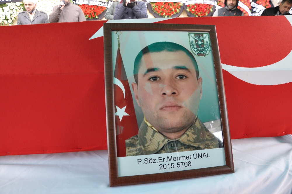 Şehit nişanlısından askere üniformalı veda