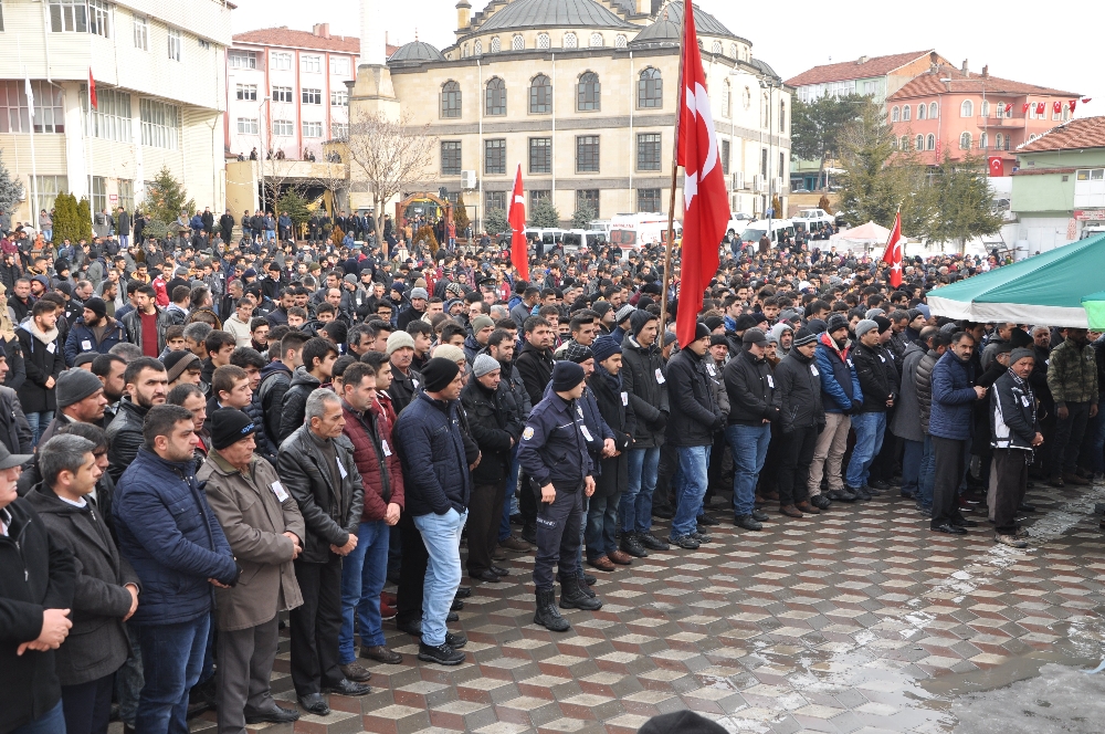 Şehit nişanlısından askere üniformalı veda