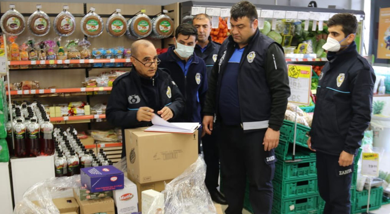 Dev zincir markete şok baskın: Raflarda olmayan şekerler depodan çıktı Dev zincir markete şok baskın: Raflarda olmayan şekerler depodan çıktı