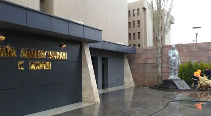 Kahraman şehit Fethi Sekin'in heykeli adliyenin önüne yerleştirildi
