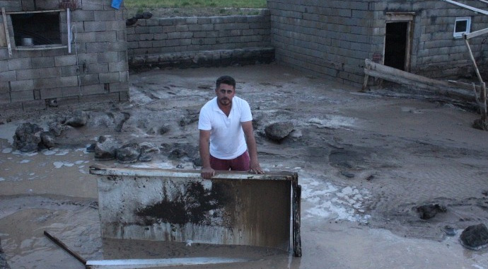 Sağanak yağış Ağrı'yı vurdu! Köyü sel bastı