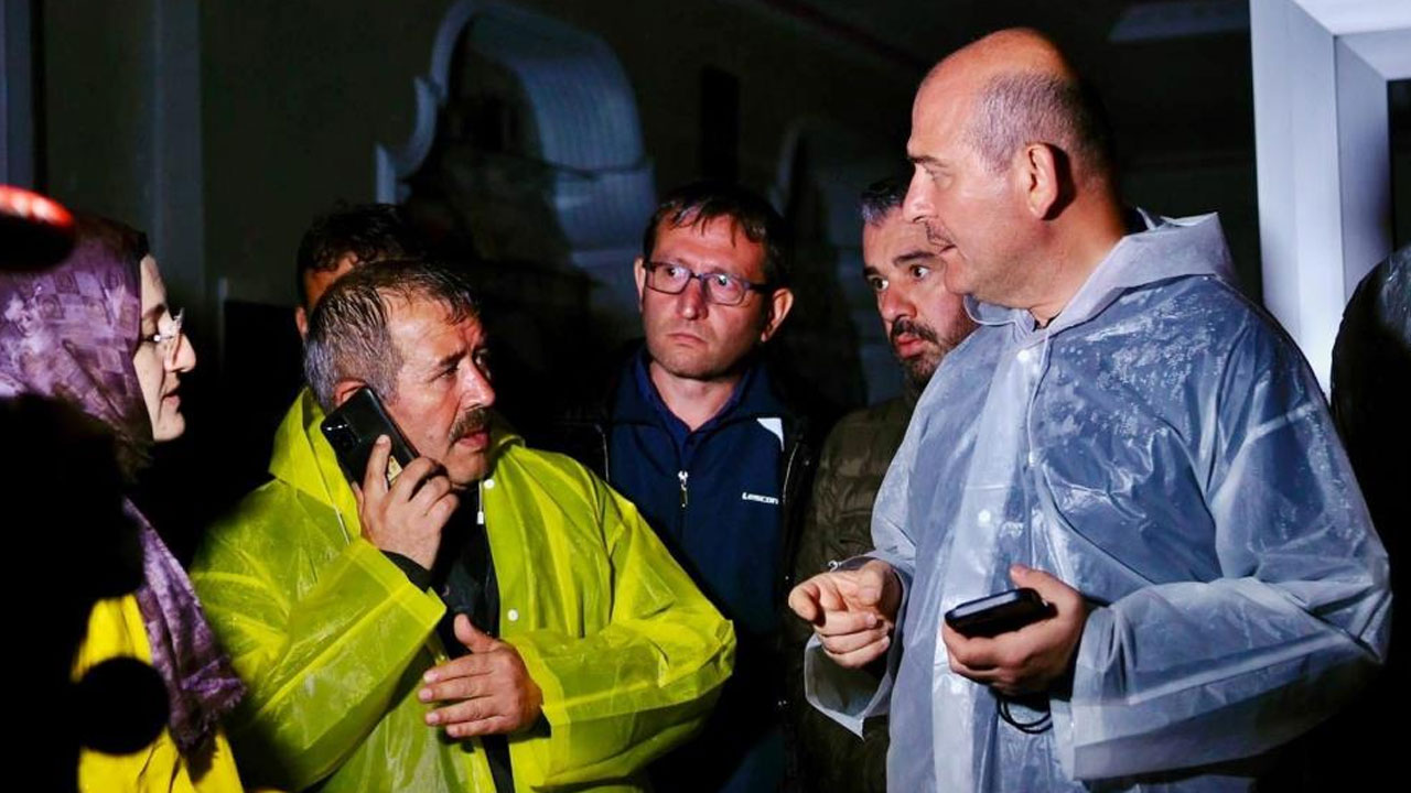 Yollar göle döndü, vatandaşlar botlarla kurtarıldı: Ankara sele teslim