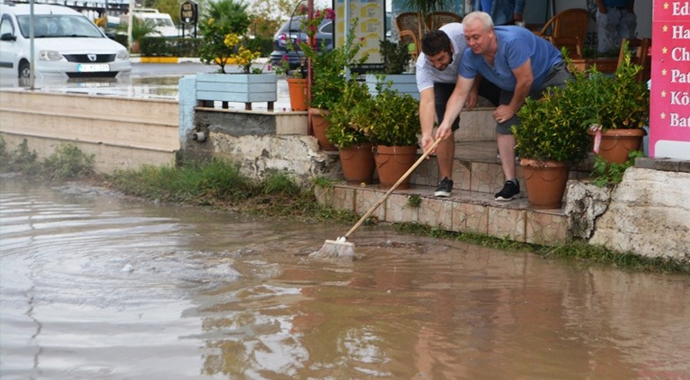 Ayvalık’ta yağış ve lodos hayatı olumsuz etkiledi