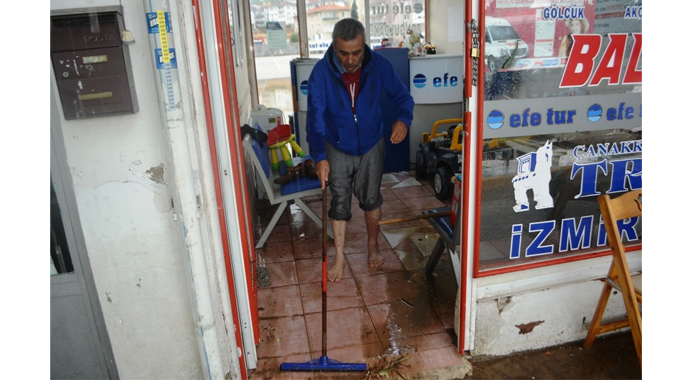 Ayvalık’ta yağış ve lodos hayatı olumsuz etkiledi