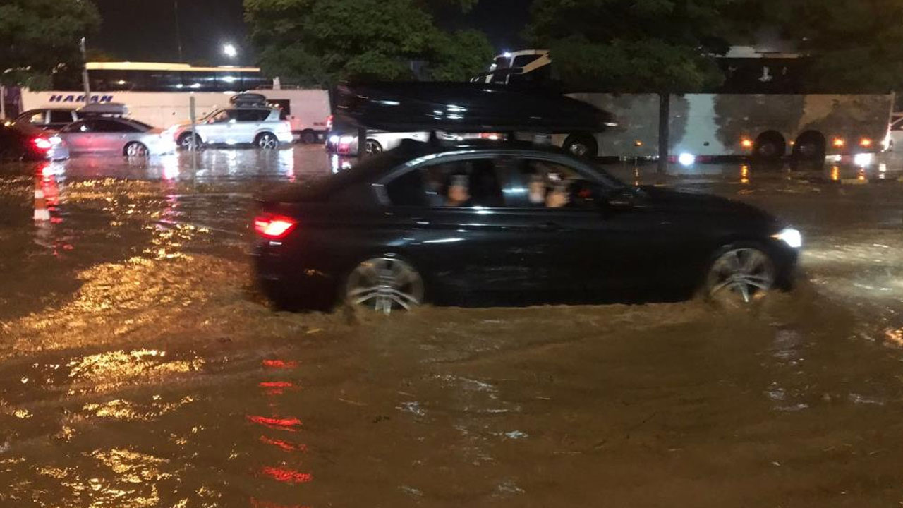 Bulgaristan-Edirne sınırında sel: Yollar göle döndü araçlar mahsur kaldı