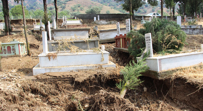 Sel, mezarları söküp götürdü
