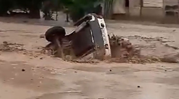 Sel sularında sürüklenen otomobil dereye düştü