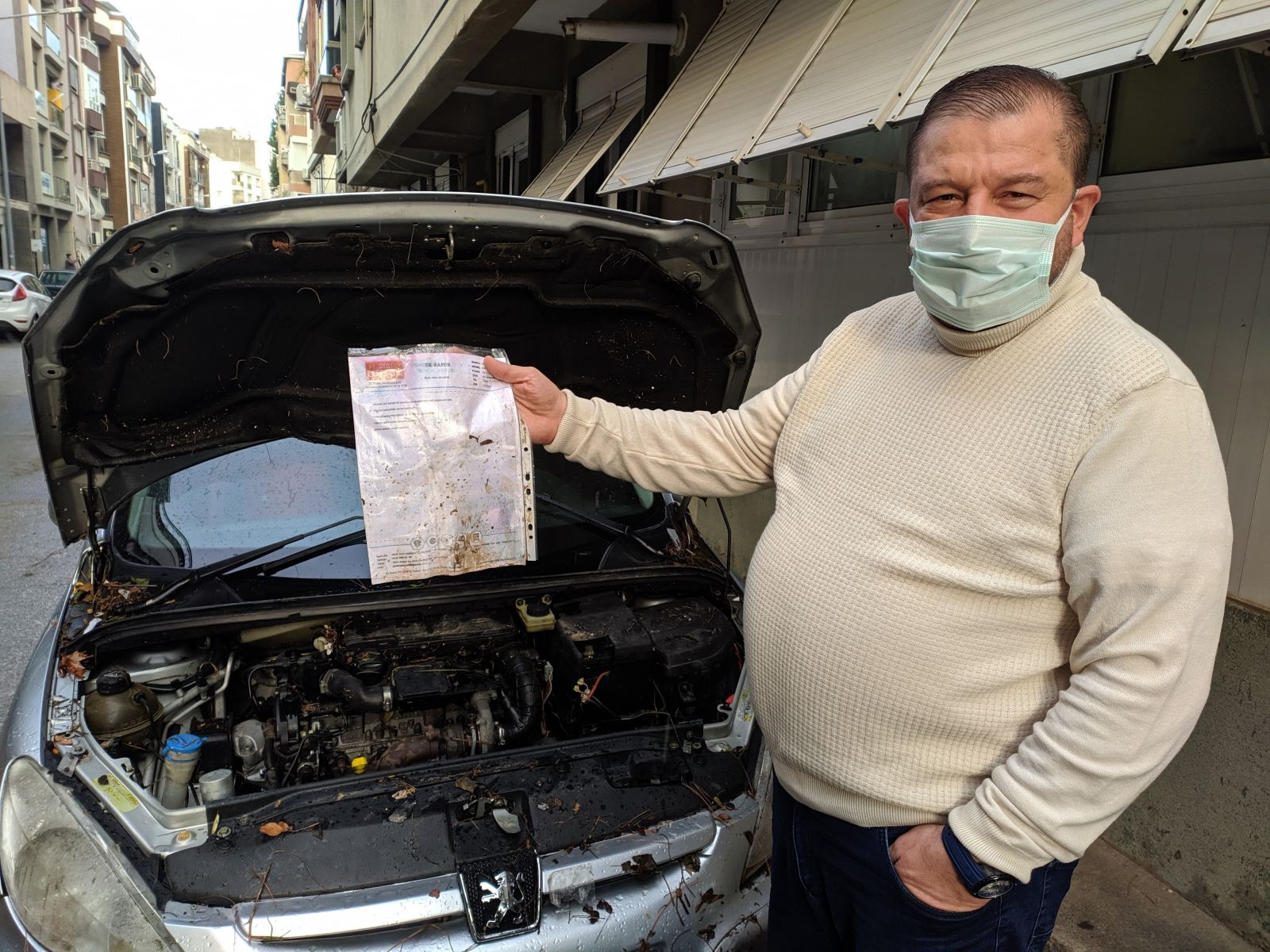 Bir 1 hafta önce aldığı arabasıyla sel sularına kapıldı