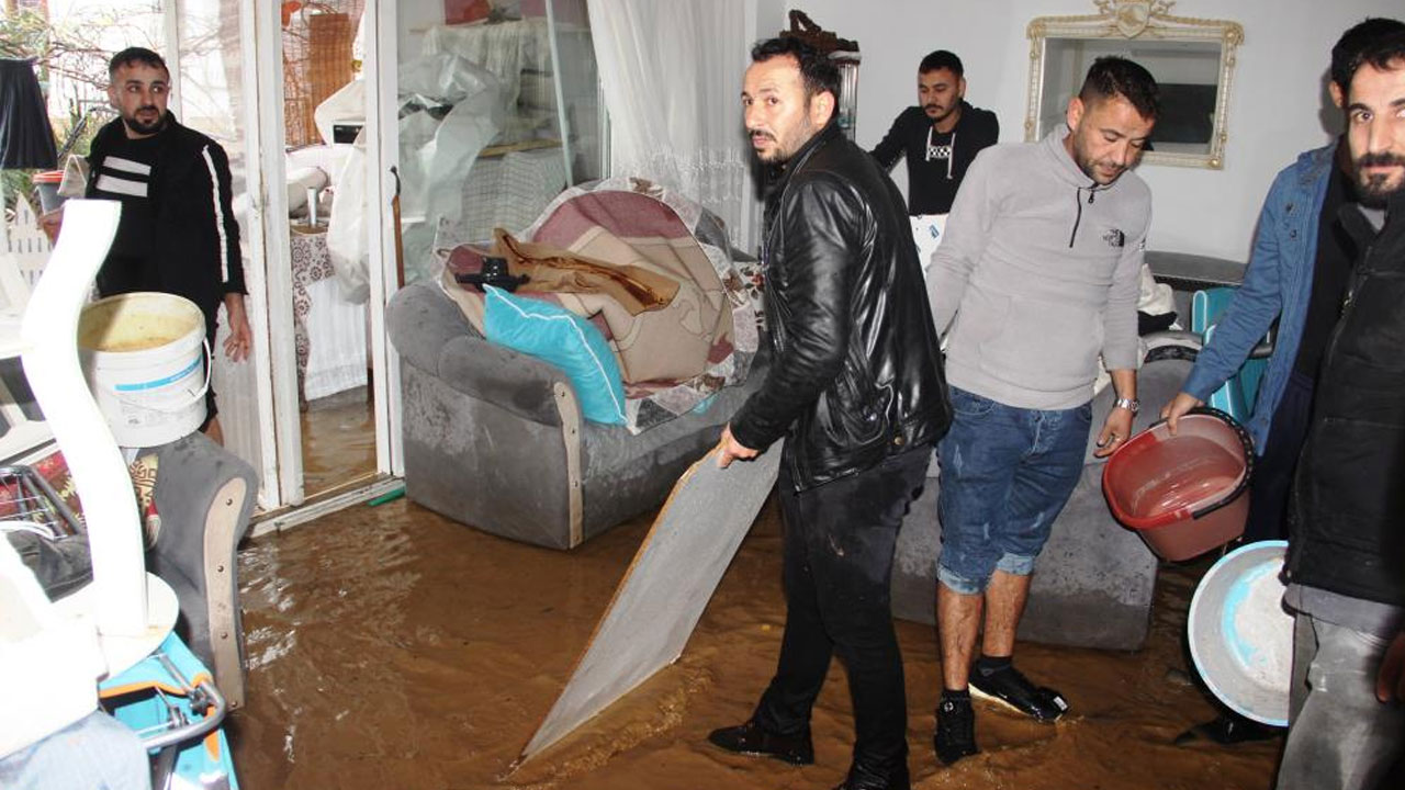 Sel Bodrum’u yıkıp geçti: Evleri su bastı, kara yolu ulaşıma kapandı