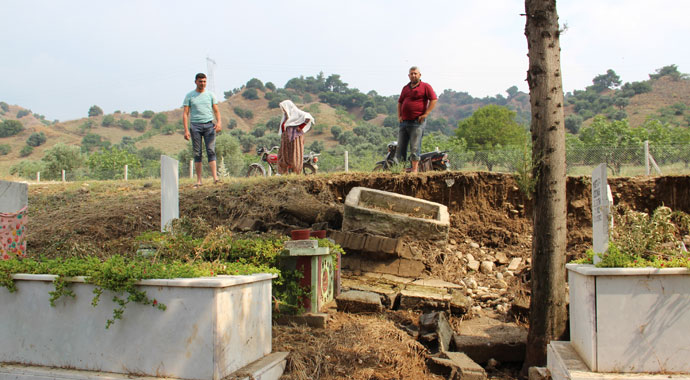 Sel, mezarları söküp götürdü