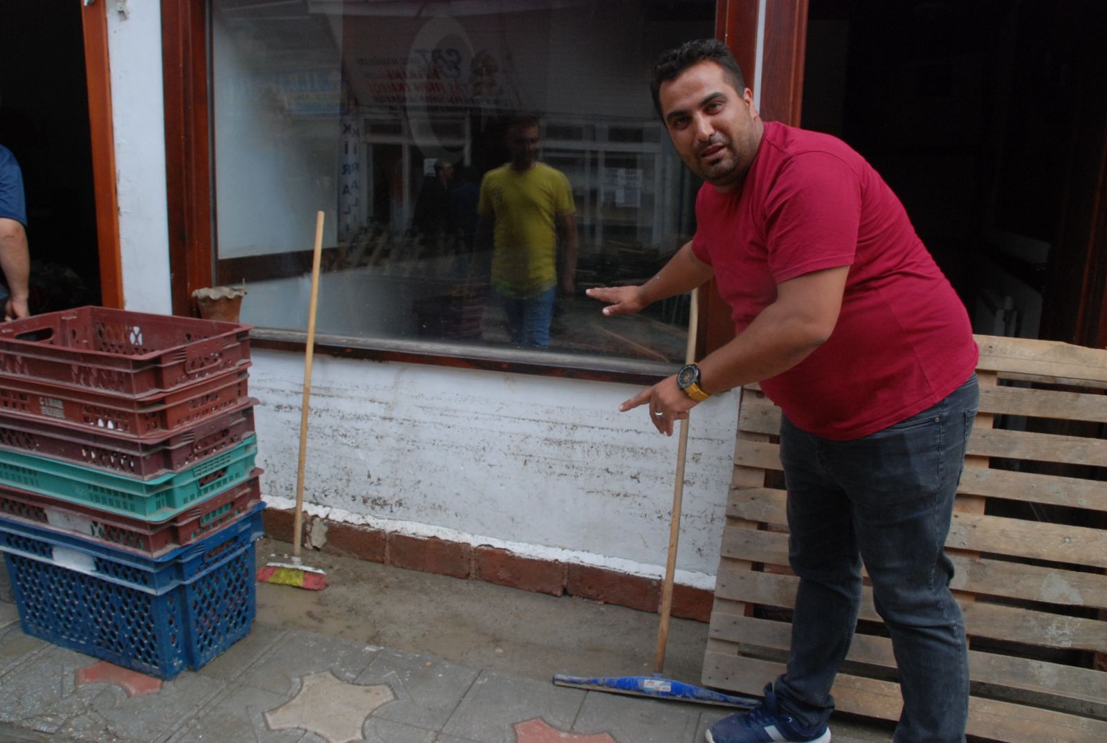 Sel sonrası dükkanlarda temizlik mesaisi