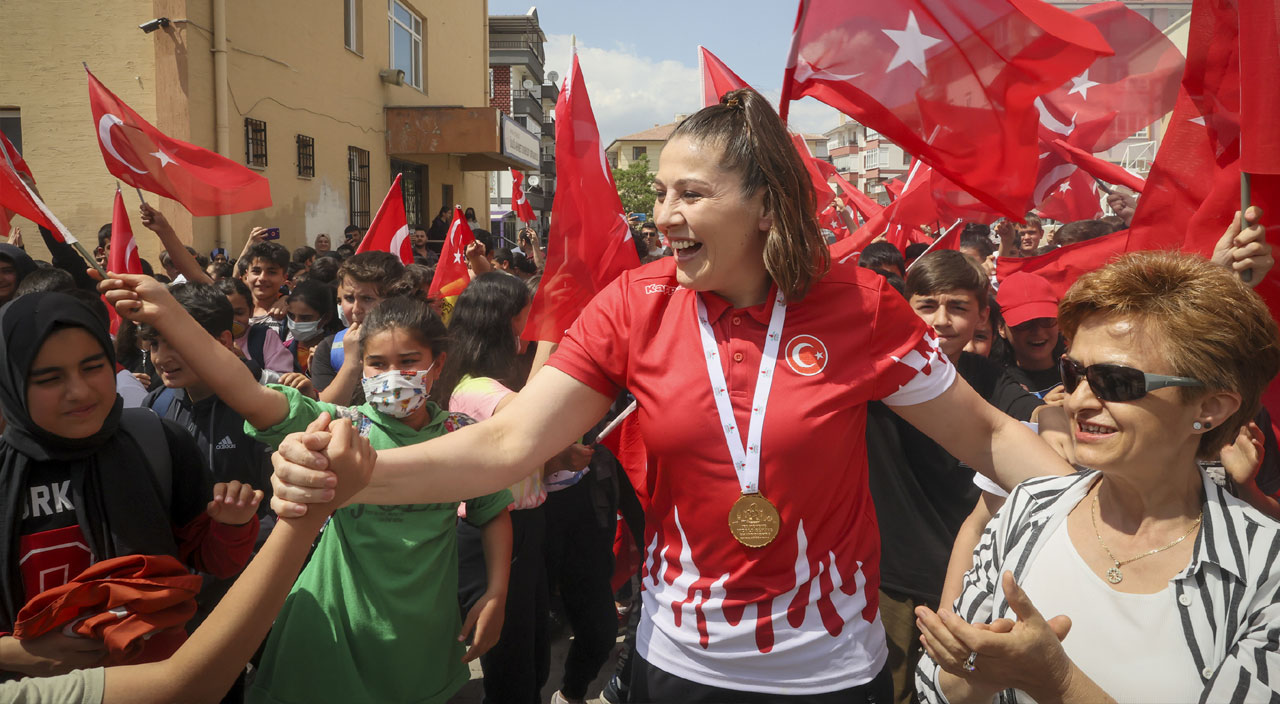 39 yaşında Dünya şampiyonu olan milli boksör Şennur Demir ilham verdi 39 yaşında Dünya şampiyonu olan milli boksör Şennur Demir ilham verdi