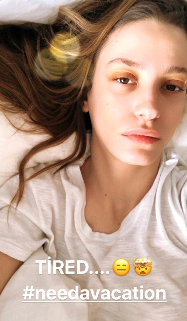 Serenay Sarıkaya'nın makyajsız hâli, sosyal medyayı salladı