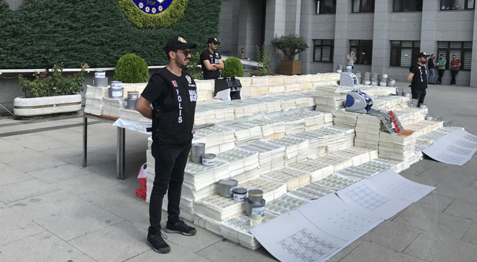 Tarihin en büyük sahte dolar operasyonunda ele geçirilenler sergilendi
