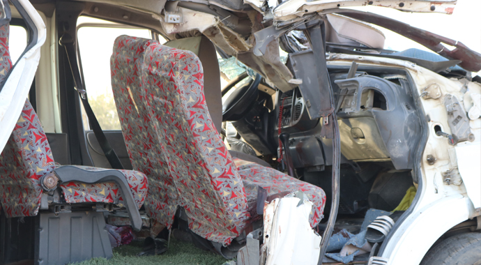 Hızını alamadı beton direğe çarptı: 2 ölü, 6'sı ağır 20 yaralı