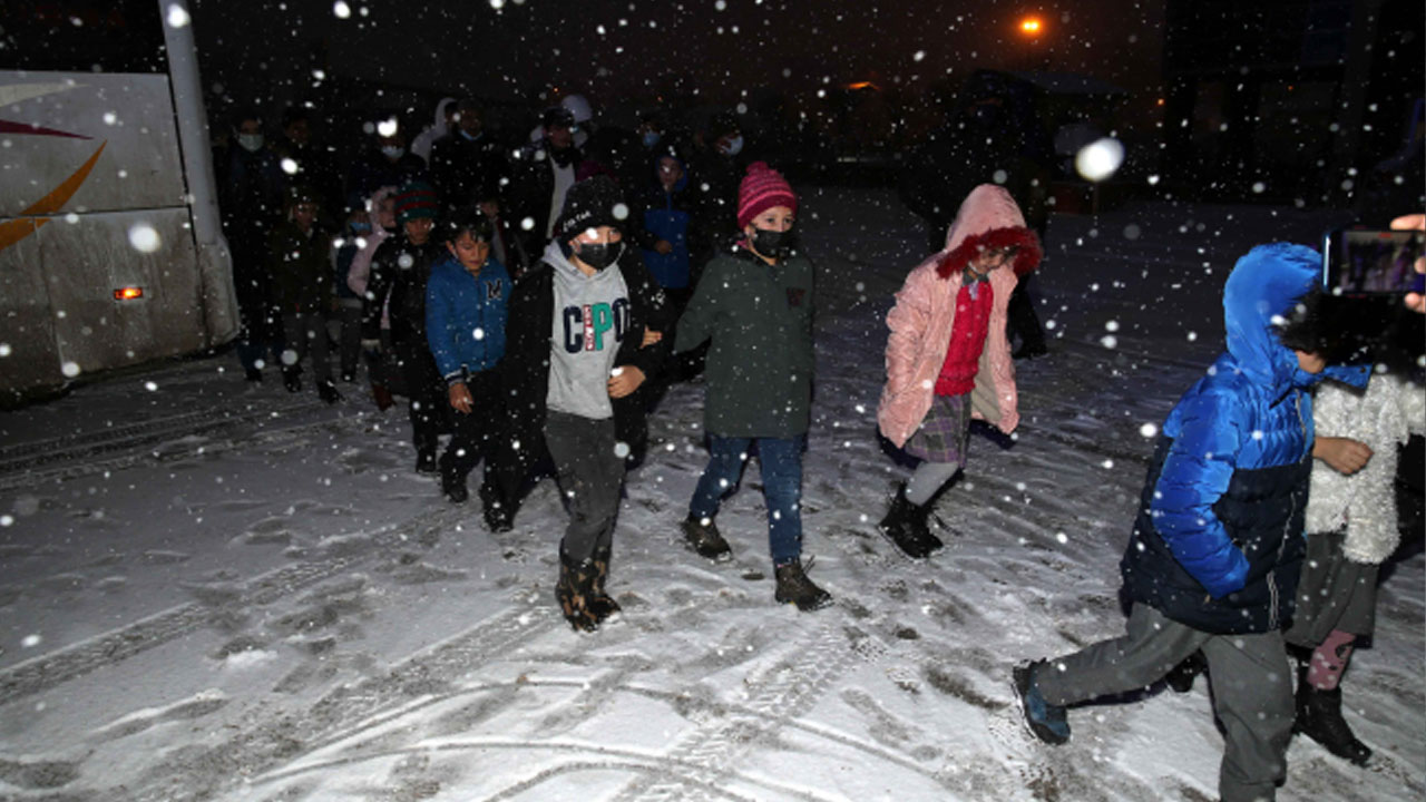 Okul servisleri çarpıştı: 27 öğrenci yaralandı