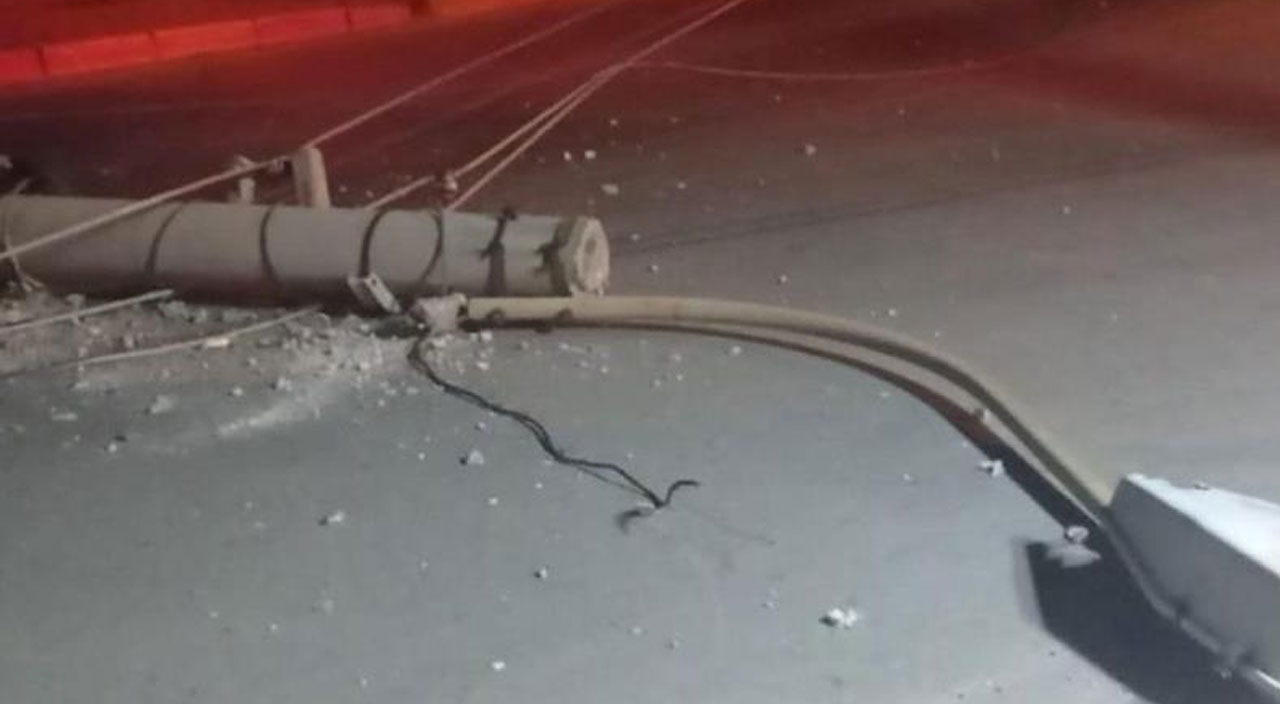 İzmir’de fırtına: Elektrik direkleri devrildi ağaçlar kökünden söküldü İzmir’de fırtına: Elektrik direkleri devrildi ağaçlar kökünden söküldü