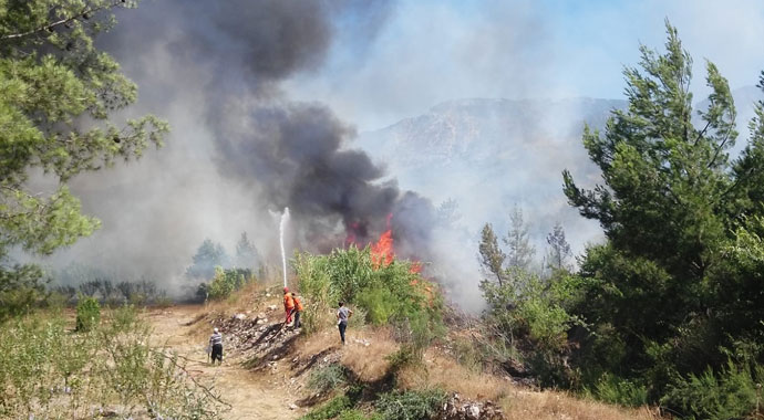 Silifke'de orman yangını! Ekipler müdahale ediyor Silifke'de orman yangını! Ekipler müdahale ediyor