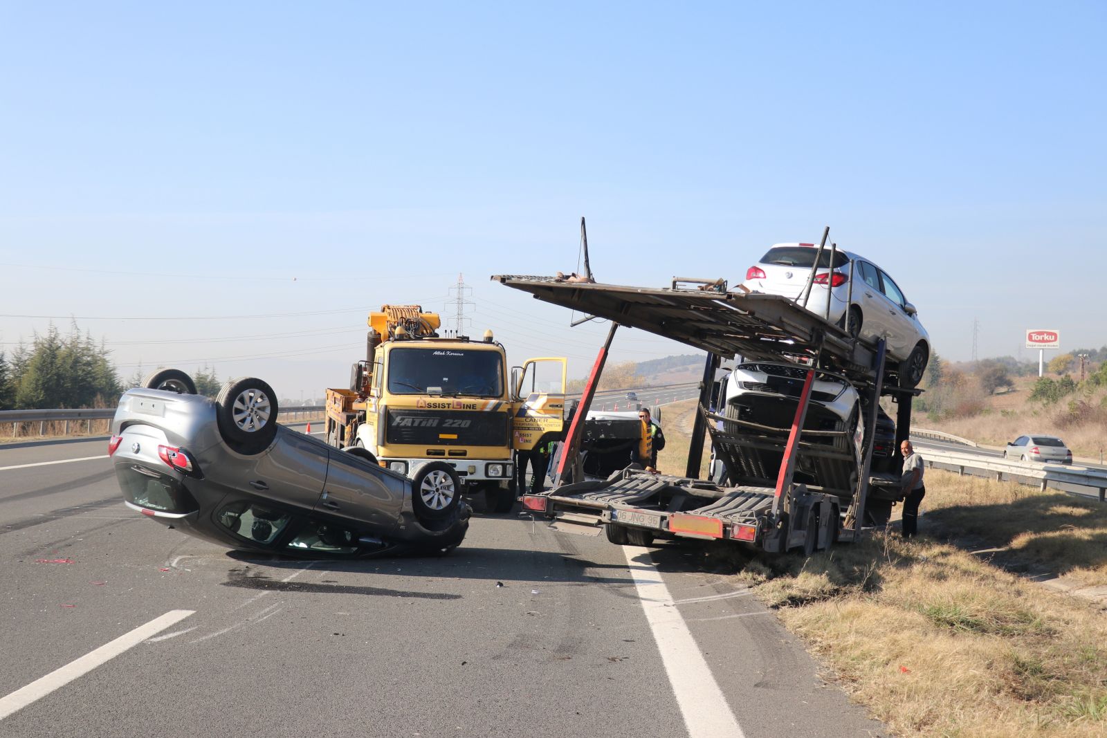 TEM’de kaza yapan tırdaki sıfır otomobiller hurdaya döndü