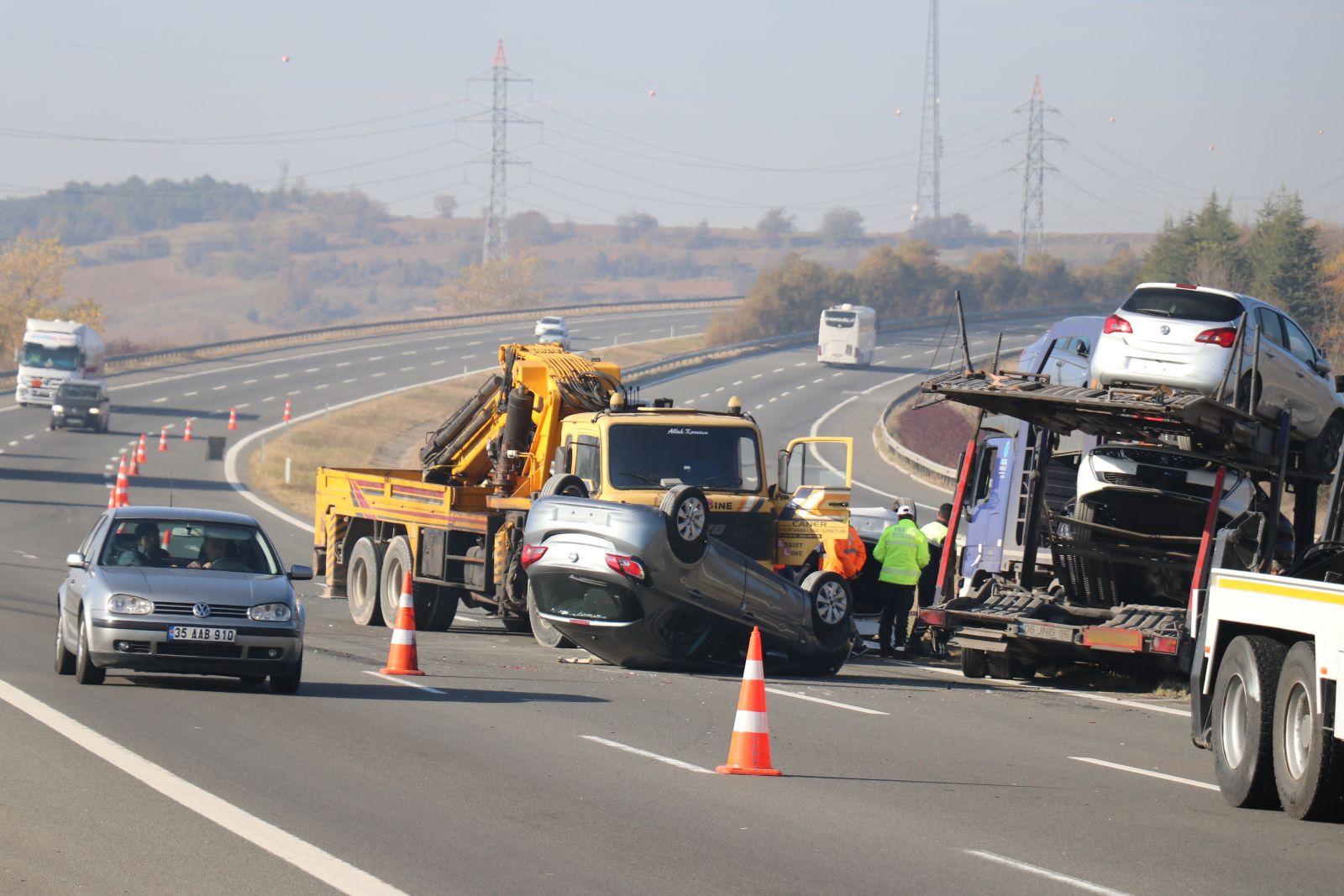 TEM’de kaza yapan tırdaki sıfır otomobiller hurdaya döndü