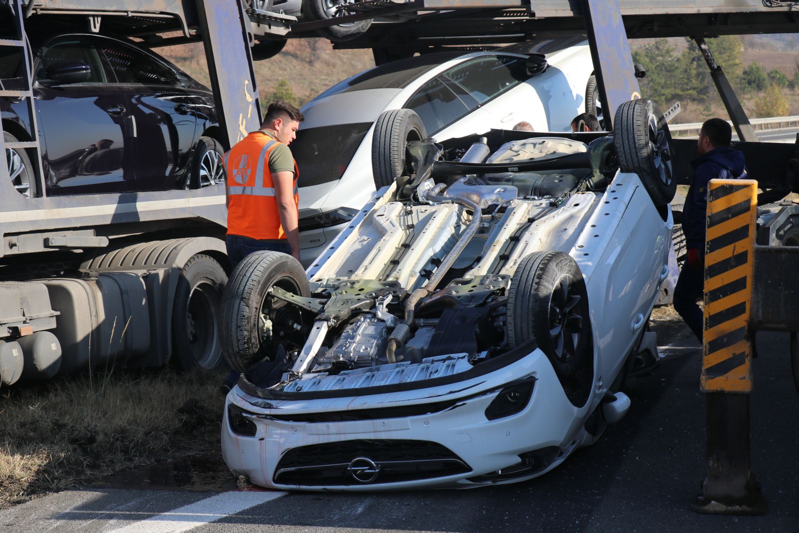 TEM’de kaza yapan tırdaki sıfır otomobiller hurdaya döndü