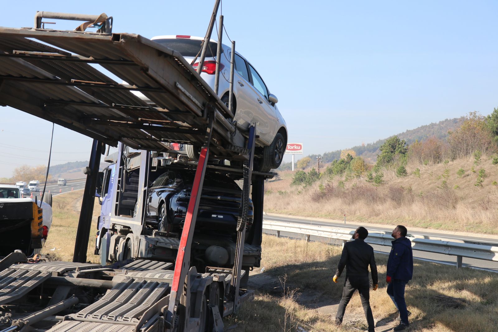 TEM’de kaza yapan tırdaki sıfır otomobiller hurdaya döndü