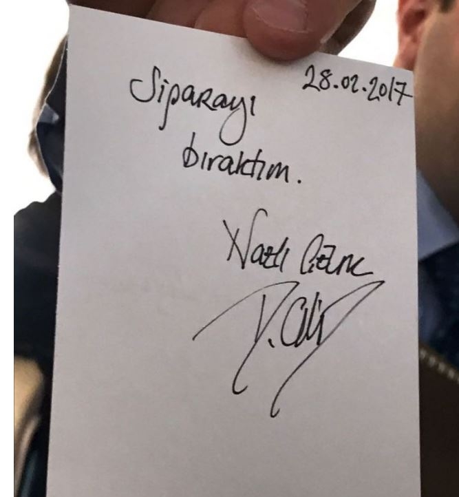 Cumhurbaşkanı Erdoğan, Nazlı Çelik'e sözleşme imzalattı