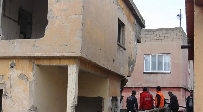 Siirt’te metruk binanın bir bölümü çöktü: 3 çocuk yaralı