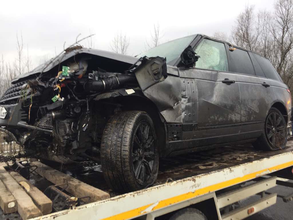 Kaza geçiren şarkıcı Sıla Gençoğlu hastaneden çıkarken görüntülendi