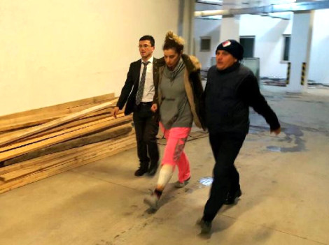 Kaza geçiren şarkıcı Sıla Gençoğlu hastaneden çıkarken görüntülendi