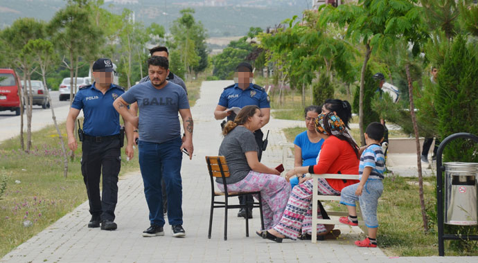 Silah sesini duyan kendini sokağa attı