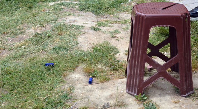 Silah sesini duyan kendini sokağa attı