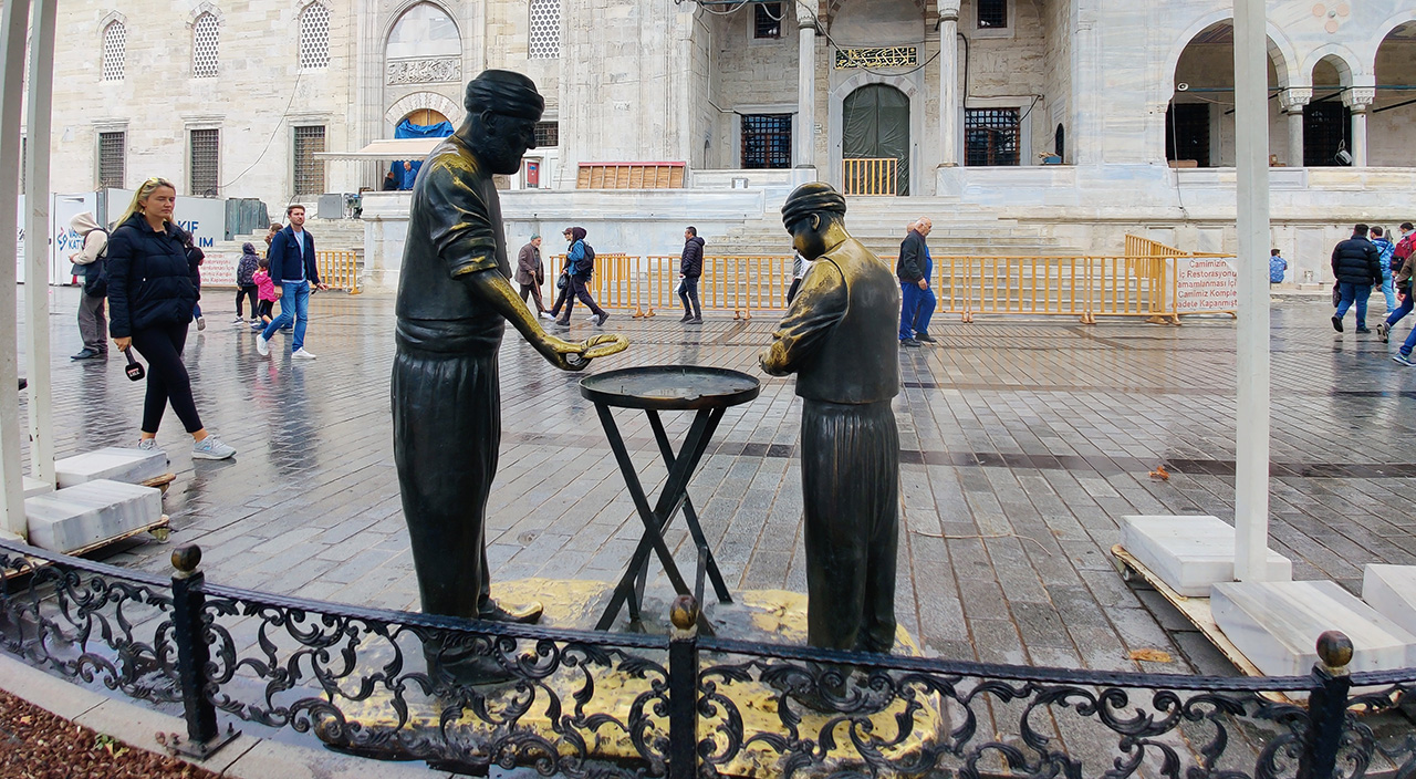 Bu da oldu! Eminönü'ndeki simitçi heykelinin simitleri çalındı