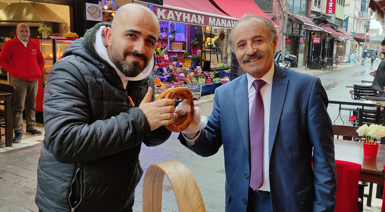 Takım elbise ve kravatından vazgeçmiyor, bu simitçiyi gören iş adamı sanıyor