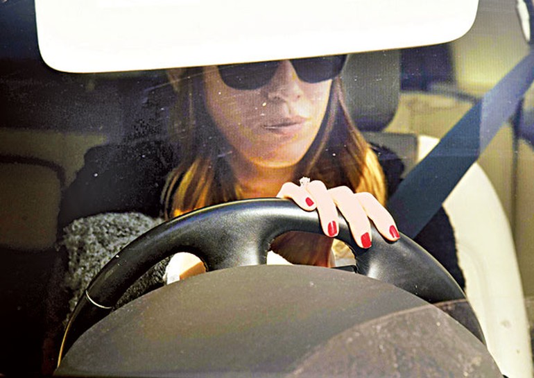 Sinem Kobal'ın yüzüğü Demet Akalın'ınki ile yarışıyor